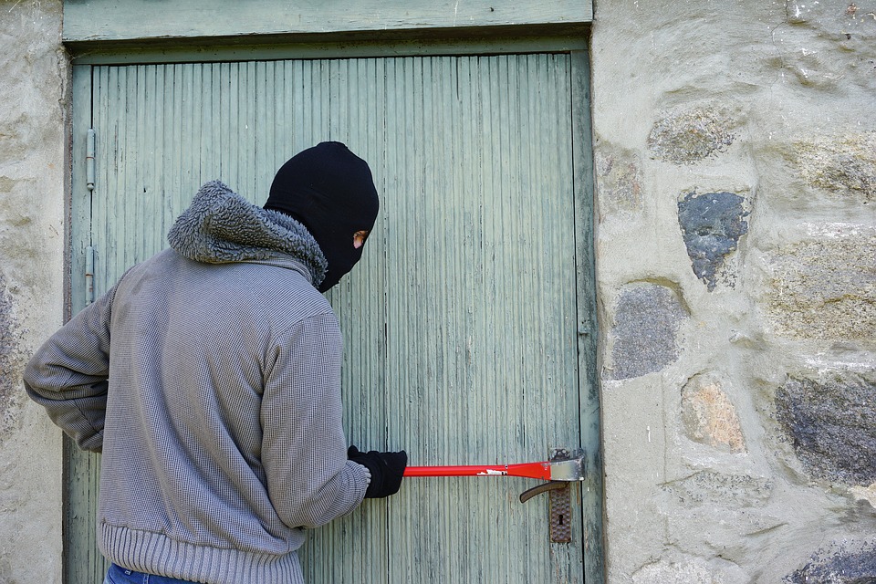 ejemplo ladrón intentando asaltar una propiedad